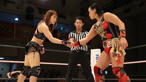 Meiko Satomura vs. Io Shirai shake